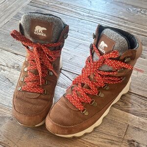 Sorel Kinetic Conquest Brown Tan Boots with Red Laces 7